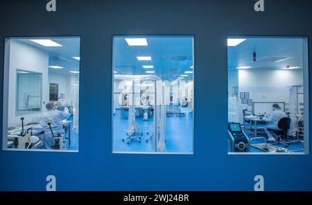 Schwerin, Allemagne. 12 février 2024. Dans la salle blanche de la société Human Med AG, des tubes sont préparés pour être assemblés dans des dispositifs médicaux de liposuccion. L’entreprise basée à Schwerin et l’Université et le Centre médical universitaire Rostock travaillent ensemble sur ce projet. Le dispositif utilise des vibrations ou un jet d'eau pour aspirer la graisse du corps humain et est utilisé dans le traitement chirurgical du lipoœdème, un trouble de la distribution de graisse. Crédit : Jens Büttner/dpa/Alamy Live News Banque D'Images