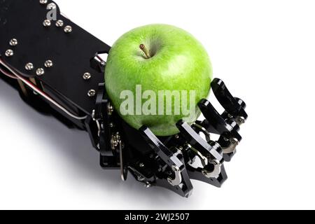 Main de vrai robot avec pomme verte. Concept de développement d'intelligence artificielle et d'automatisation de processus robotisés. Banque D'Images