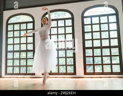 Danseuse de ballet asiatique girlÂ performance créative avec jupe blanche démontrant les compétences de danse jeune gracefulÂ formation de ballerine Banque D'Images