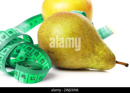 Fruits frais sains et ruban à mesurer vert sur fond blanc Banque D'Images