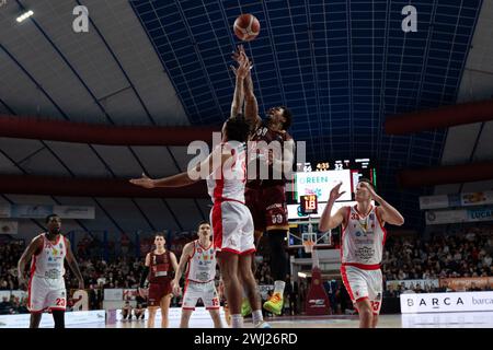 Venise, Italie. 11 février 2024. Attaque de Rayjon Tucker lors du Umana Reyer Venezia vs Estra Pistoia au Taliercio à Venise, Italie le 11 février 2024 lors du Umana Reyer Venezia vs Estra Pistoia, match italien de basket Serie A à Venise, Italie, 11 février 2024 crédit : Agence photo indépendante/Alamy Live News Banque D'Images