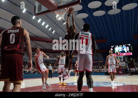 Venise, Italie. 11 février 2024. Dunk de Mfiondu Kabengele lors de l'Umana Reyer Venezia vs Estra Pistoia au Taliercio à Venise, Italie le 11 février 2024 lors de l'Umana Reyer Venezia vs Estra Pistoia, match italien de basket Serie A à Venise, Italie, 11 février 2024 crédit : Independent photo Agency/Alamy Live News Banque D'Images