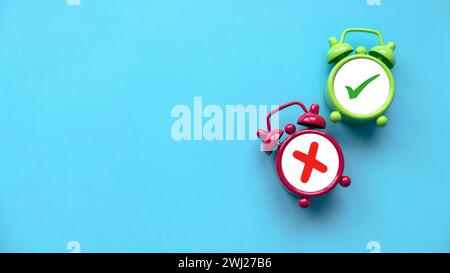 Concept d'évaluation. Symbole vrai ou faux. Accepté ou rejeté. Icône oui ou non sur un réveil sur fond bleu avec espace de copie. Banque D'Images