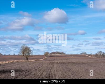 Paysage agricole rural avec champ labouré au début du printemps. Tourné en Suède, Scandinavie Banque D'Images