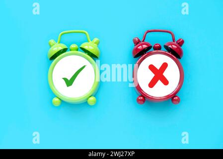 Concept d'évaluation. Symbole vrai ou faux. Accepté ou rejeté. Icône Oui ou non sur un réveil. Banque D'Images
