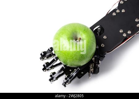 Main de vrai robot avec pomme verte. Concept de développement d'intelligence artificielle et d'automatisation de processus robotisés. Banque D'Images