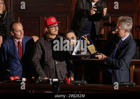 Naples, Italie. 12 février 2024. Le chanteur napolitain Emanuele Palumbo aka Geolier, au mâle angevin pour recevoir la plaque du maire de Naples Gaetano Manfredi, pour célébrer le succès obtenu au festival Sanremo 2024 crédit : Agence photo indépendante / Alamy Live News Banque D'Images