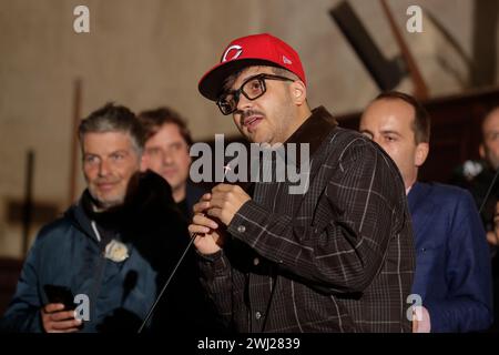 Naples, Italie. 12 février 2024. Le chanteur napolitain Emanuele Palumbo aka Geolier, au mâle angevin pour recevoir la plaque du maire de Naples Gaetano Manfredi, pour célébrer le succès obtenu au festival Sanremo 2024 crédit : Agence photo indépendante / Alamy Live News Banque D'Images