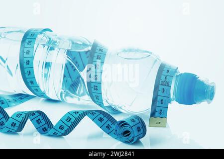 Bouteille d'eau plate fraîche et ruban à mesurer Banque D'Images