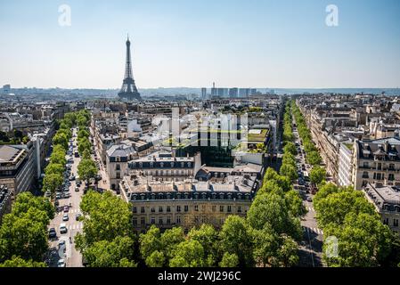 Vue panoramique de l'Arc de Triomphe Sud à la Tour Eiffel, Paris Banque D'Images