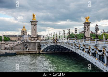 Pont Alexandre III avec vue sur le Musée militaire, Paris Banque D'Images