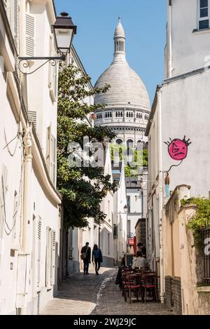 Un couple marchant dans une ruelle à l'église Sacré coeur à Paris Banque D'Images