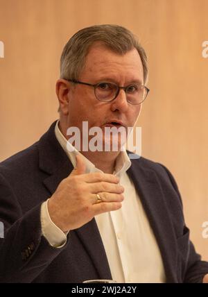 Londres, Royaume-Uni. 12 février 2024. Jeffrey Donaldson, chef du Parti unioniste démocratique (DUP) d'Irlande du Nord, est vu s'exprimer lors du briefing de l'Association de la presse étrangère. Crédit : Tayfun Salci / Alamy Live News Banque D'Images