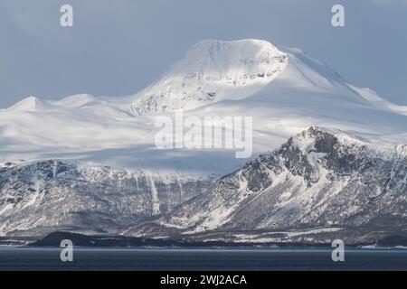 Vue panoramique sur les majestueuses Alpes de Lyngen couvertes de neige et l'océan Banque D'Images