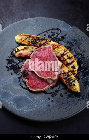 Steak de filet de boeuf chianina italien frit très rare avec bananes dorsales Banque D'Images