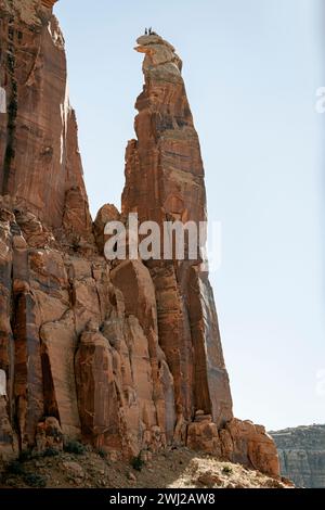 Alpinistes sur le sommet de falaise rocheuse contre le ciel Banque D'Images