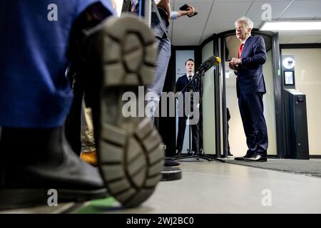 LA HAYE - L'informateur Ronald Plasterk s'adresse à la presse au moment de son départ après avoir présenté son rapport final. Dans le rapport, il explique comment il croit que la formation du Cabinet devrait se faire. ANP ROBIN VAN LONBKHUIJSEN pays-bas OUT - belgique OUT Banque D'Images