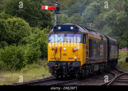 BR Class 50 entrant dans la station Highley Banque D'Images