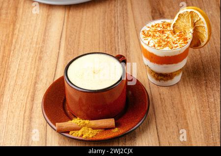 dessert dans un verre clair sur la table dans un café Banque D'Images