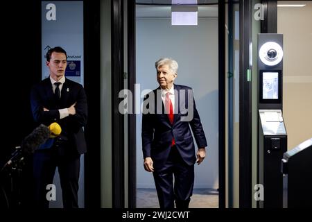 LA HAYE - L'informateur Ronald Plasterk s'adresse à la presse au moment de son départ après avoir présenté son rapport final. Dans le rapport, il explique comment il croit que la formation du Cabinet devrait se faire. ANP ROBIN VAN LONKHUIJSEN pays-bas OUT - belgique OUT Banque D'Images