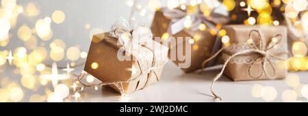 Bannière avec coffrets cadeaux emballés dans du papier, décoré avec de la dentelle et de la ficelle. Décoration de Noël écologique Banque D'Images