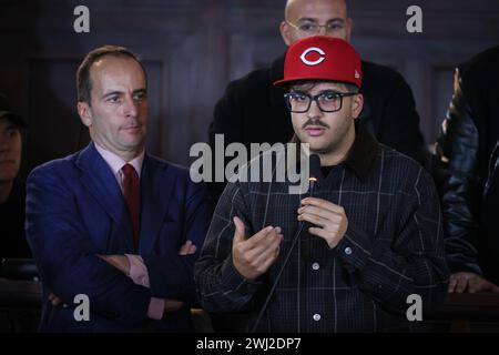 Napoli, Italie. 12 février 2024. Foto Alessandro Garofalo/LaPresse12-02-2024 Napoli, Italia nella Sala dei Baroni del Maschio Angioino, il sindaco di Napoli Gaetano Manfredi consegner&#xe0 ; una targa personalizzata al cantante Geolier per celeare il successo ottenuto al Festival di Sanremo 2024. Febraury 12, 2024 Naples, Italie Actualités dans la Sala dei Baroni del Maschio Angioino, le maire de Naples Gaetano Manfredi remettra une plaque personnalisée au chanteur Geolier pour célébrer le succès du Festival de Sanremo 2024. Crédit : LaPresse/Alamy Live News Banque D'Images