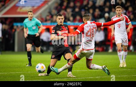 Leverkusen, Allemagne. 10 février 2024. Granit Xhaka (Leverkusen), Noussair Mazraoui (Muenchen) Bayer Leverkusen - FC Bayern München 10.02.2024 Copyrig Banque D'Images