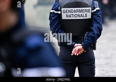 L'illustration montre une policière policière, policière ou gendarme de gendarmerie avec un uniforme assurant la sécurité lors d'un séminaire ministériel du gouvernement avec le premier ministre français à l'hôtel Matignon le 10 février 2024 à Paris, France. Banque D'Images