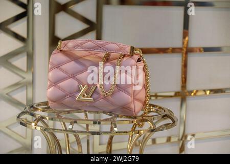 Sac Louis Vuitton rose poudré dans une vitrine Banque D'Images