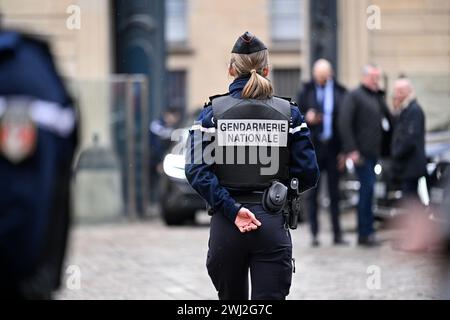 L'illustration montre une policière policière, policière ou gendarme de gendarmerie avec un uniforme assurant la sécurité lors d'un séminaire ministériel du gouvernement avec le premier ministre français à l'hôtel Matignon le 10 février 2024 à Paris, France. Banque D'Images