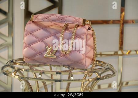 Sac Louis Vuitton rose poudré dans une vitrine Banque D'Images