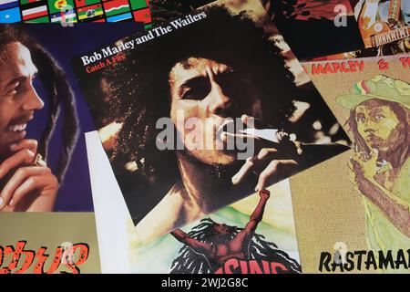 Viersen, Allemagne - 9 janvier. 2024 : gros plan de Bob Marley reggae Music vinyl album collection de pochettes avec LP des années 70 Catch Fire au centre Banque D'Images