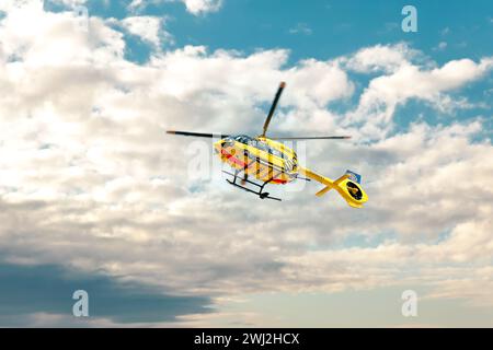 Mainz, Allemagne - février 2021 : ADAC Notarzt, hélicoptère de sauvetage paramédique contre le ciel bleu nuageux. Banque D'Images