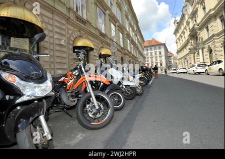 Parking pour motos dans la circulation routière Banque D'Images