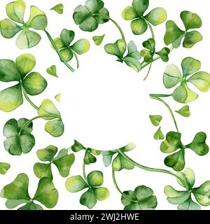 Cadre de cercle avec illustration aquarelle de trèfle et de trèfle isolé sur fond blanc. Peint en vert quatre feuilles. Symbole celtique dessiné à la main. Desig Banque D'Images