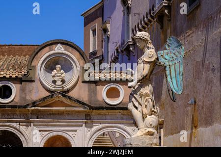 Statue en marbre de Saint Michel par Raffaello da Montelupo dans Castel Sant'Angelo Banque D'Images