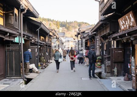 Scène de rue occupée avec des gens à Takayama, préfecture de Gifu, Japon. Banque D'Images