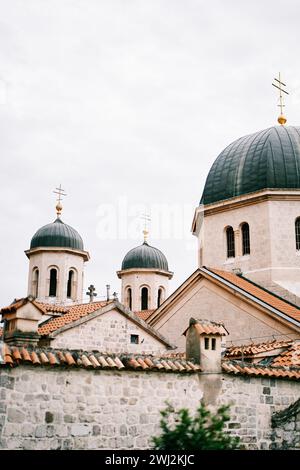Dôme et clochers de l'ancienne église orthodoxe en pierre de Saint-Nicolas. Kotor, Monténégro Banque D'Images