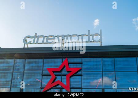 Wolverhampton, Angleterre – 12 février 2024 : Cineworld, société de cinéma britannique, enseigne au Bentley Bridge Retail Park à Wolverhampton Banque D'Images