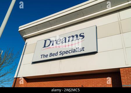 Wolverhampton, Angleterre – 12 février 2024 : UK Bed Retailer, Dreams store signalétique au Bentley Bridge Retail Park à Wolverhampton Banque D'Images