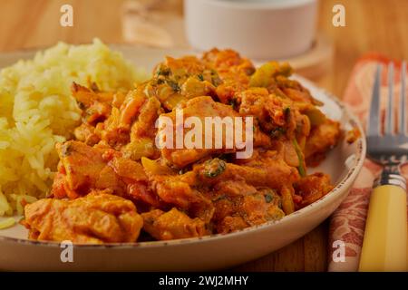 Curry de poulet avec riz au curcuma. Banque D'Images