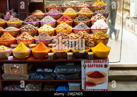 Dubaï, Émirats Arabes Unis - 13 mars 2023 : épices exposées dans le Grand souq Deira à Dubaï pendant une journée nuageuse Banque D'Images