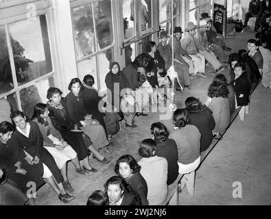 Travailleurs mexicains de noix de pécan attendant dans le hall syndical pour une affectation au travail. San Antonio, Texas, États-Unis, Russell Lee, U.S. Farm Security Administration, mars 1939 Banque D'Images