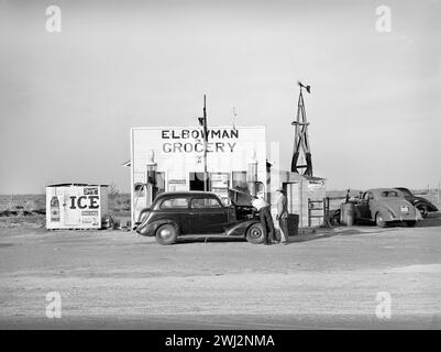 Épicerie et station de remplissage dans les hautes plaines. Comté de Dawson, Texas, États-Unis, Russell Lee, U.S. Farm Security Administration, mars 1940 Banque D'Images