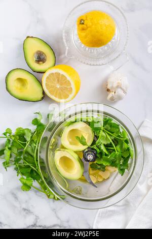 Préparation d'une vinaigrette à l'avocat maison ou d'une trempette dans un robot culinaire. Banque D'Images