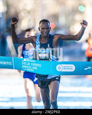 Kibiwott Kandie remportant le semi-marathon de Barcelone en 2024. Banque D'Images