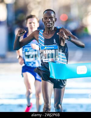 Kibiwott Kandie remportant le semi-marathon de Barcelone en 2024. Banque D'Images