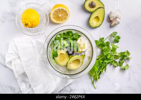 Préparation d'une vinaigrette à l'avocat maison ou d'une trempette dans un robot culinaire. Banque D'Images