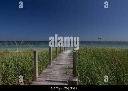 Une plage magnifique, calme et paisible avec une eau verte claire et smaragd et du sable blanc sur Cayo Levisa, une île cubaine. Banque D'Images