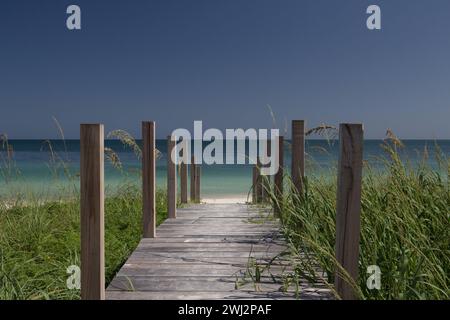 Une plage magnifique, calme et paisible avec une eau verte claire et smaragd et du sable blanc sur Cayo Levisa, une île cubaine. Banque D'Images